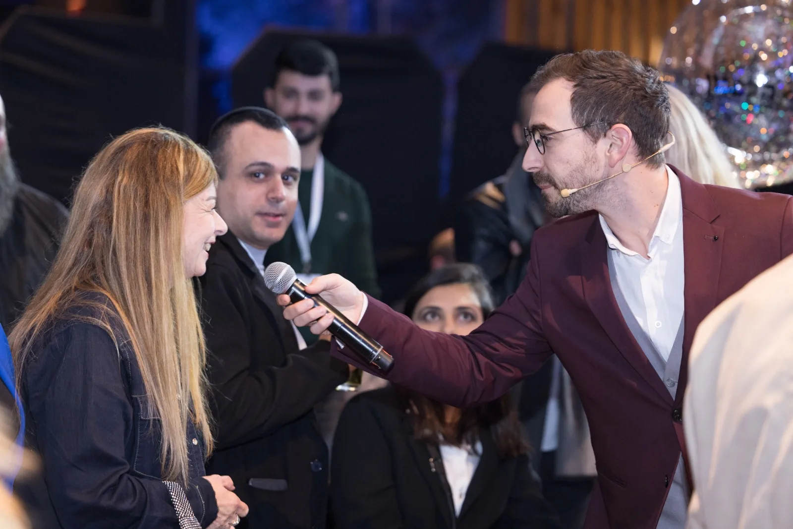 נטע ברסלר עובד מקרוב מול קבוצה קטנה של מבקרים