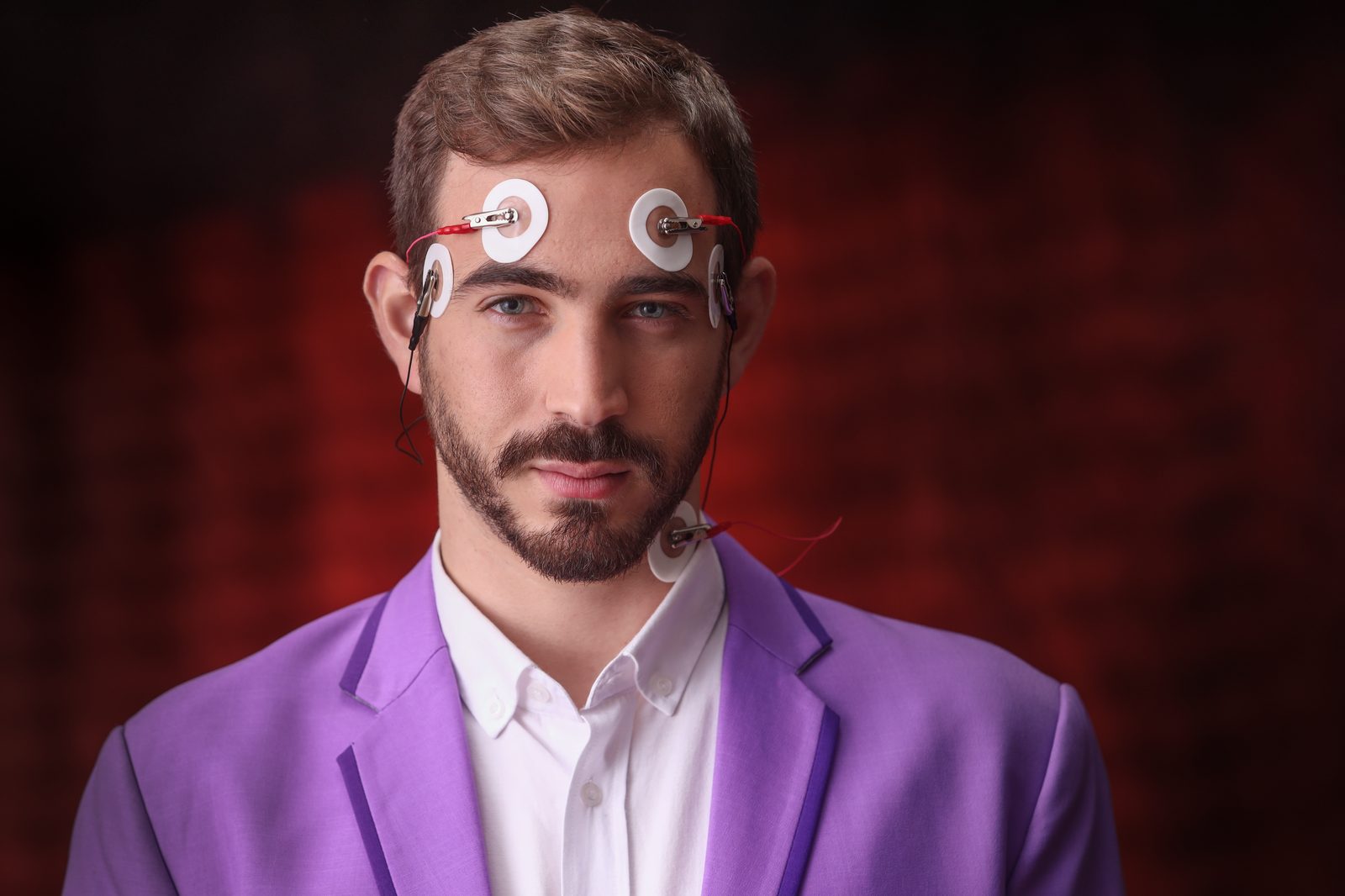נטע ברסלר מופיע עם סורק מוח אמיתי