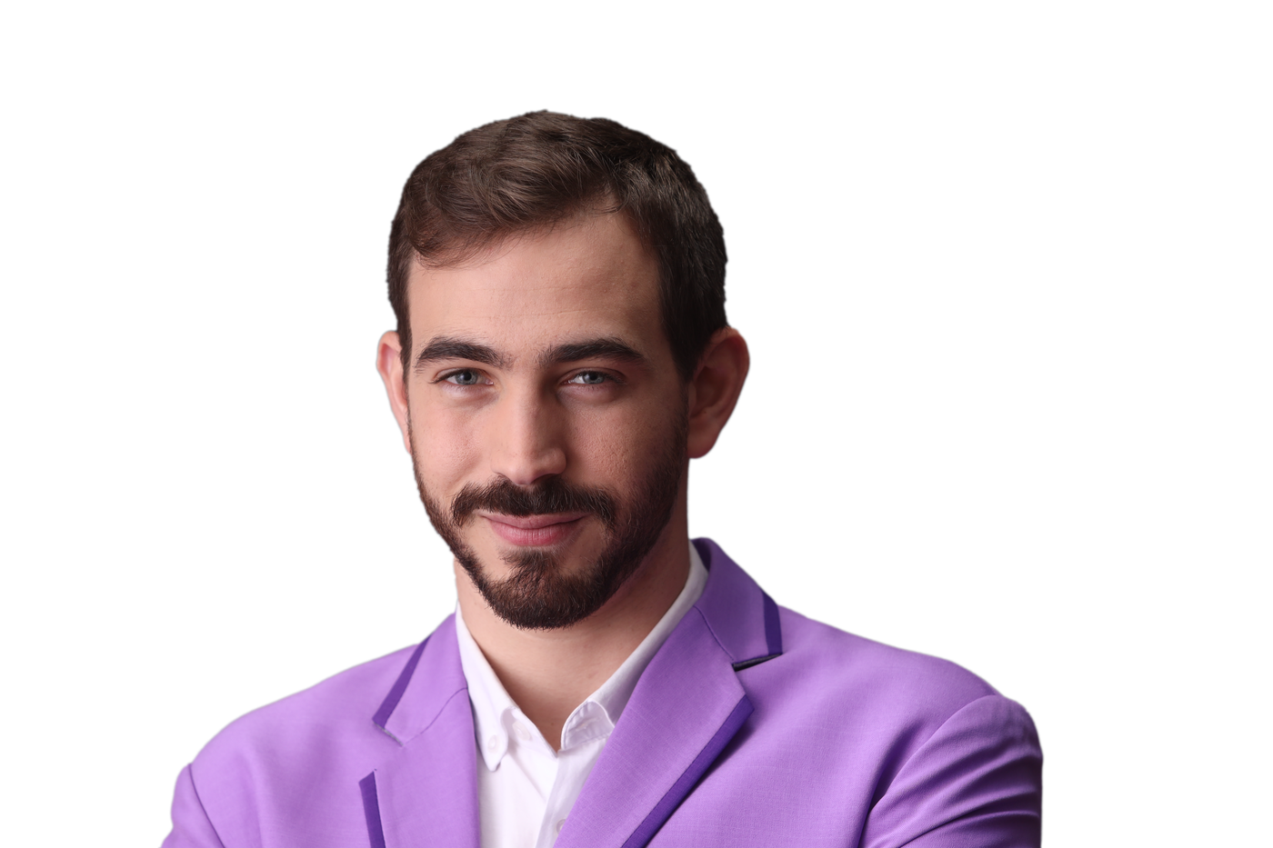 נטע ברסלר מחייך בזמן מופע קרוב בין האורחים
