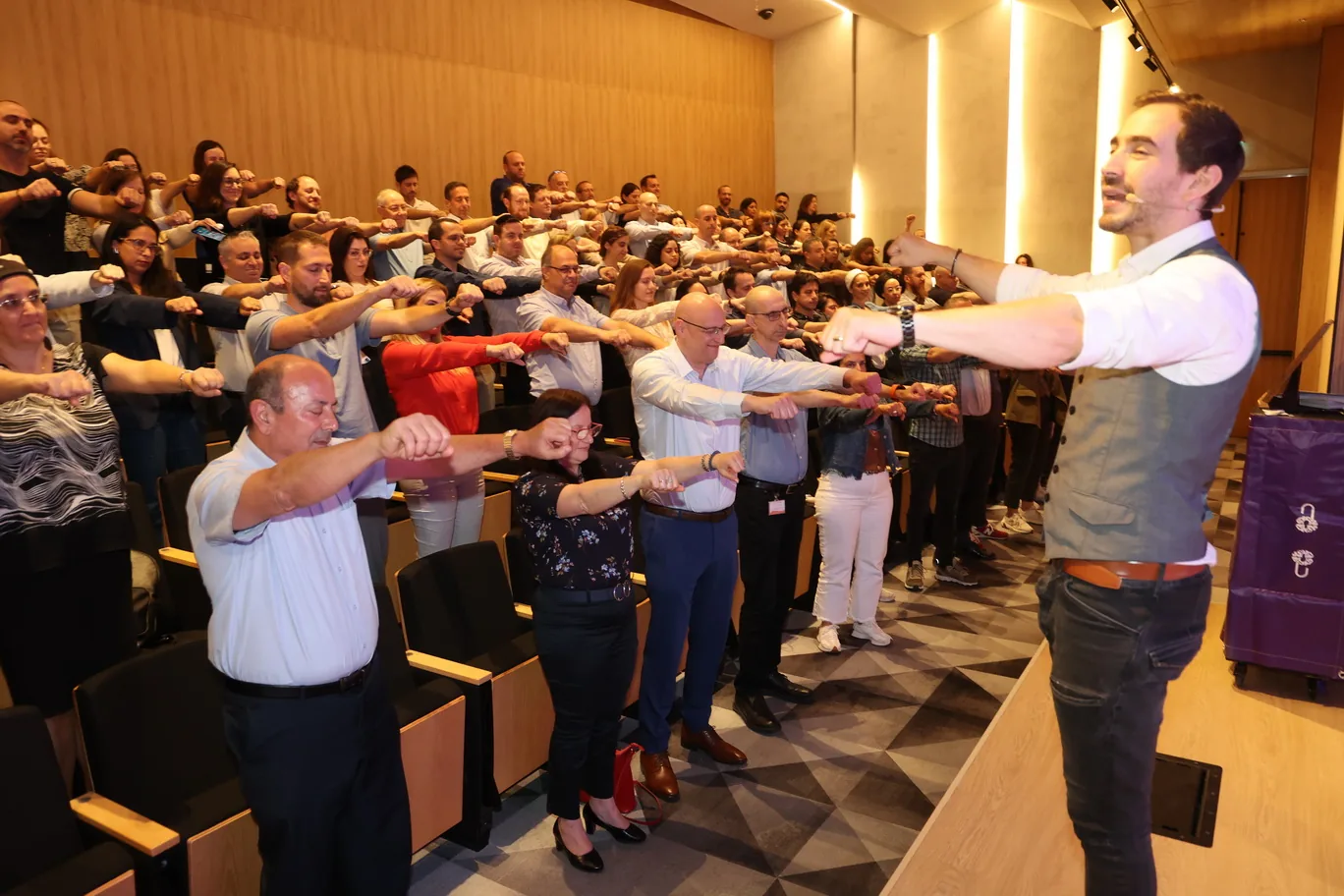 קהל שלם עם ידיים מושטות קדימה במופע של נטע ברסלר