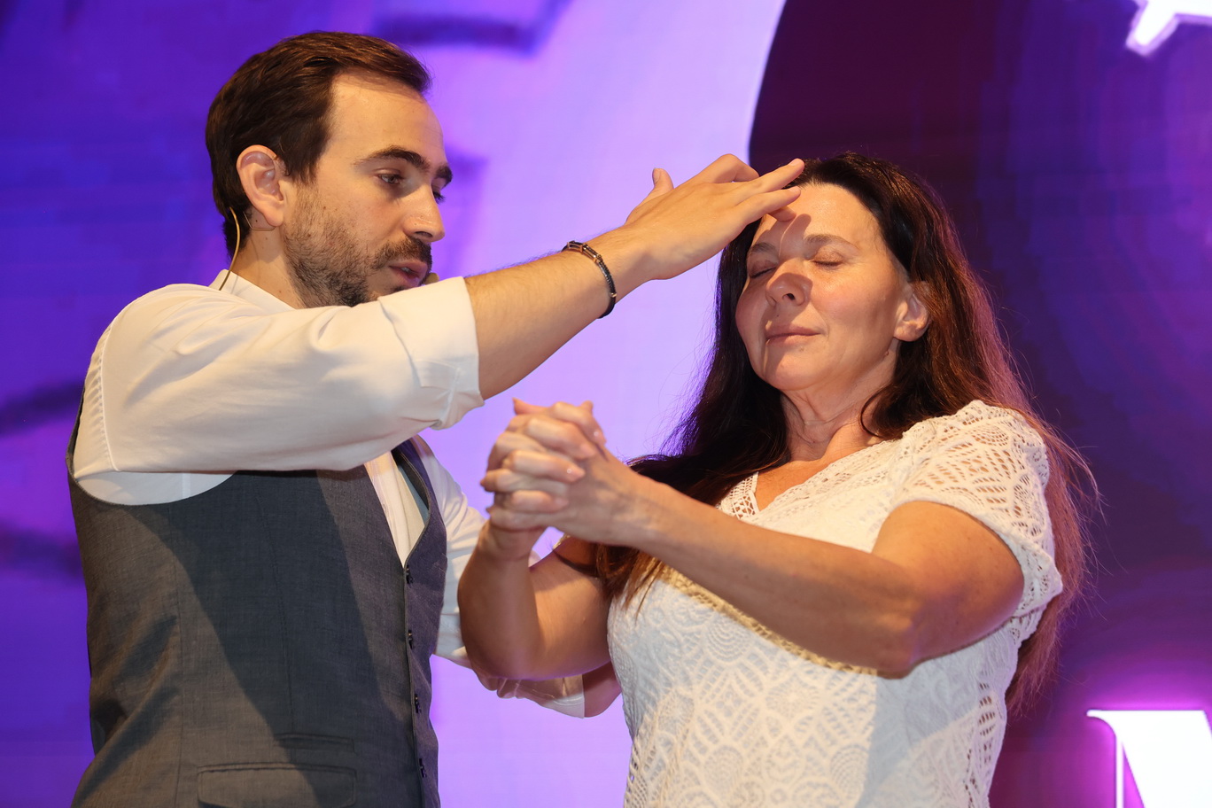 הדגמת מנטליזם מקרוב עם מתנדב