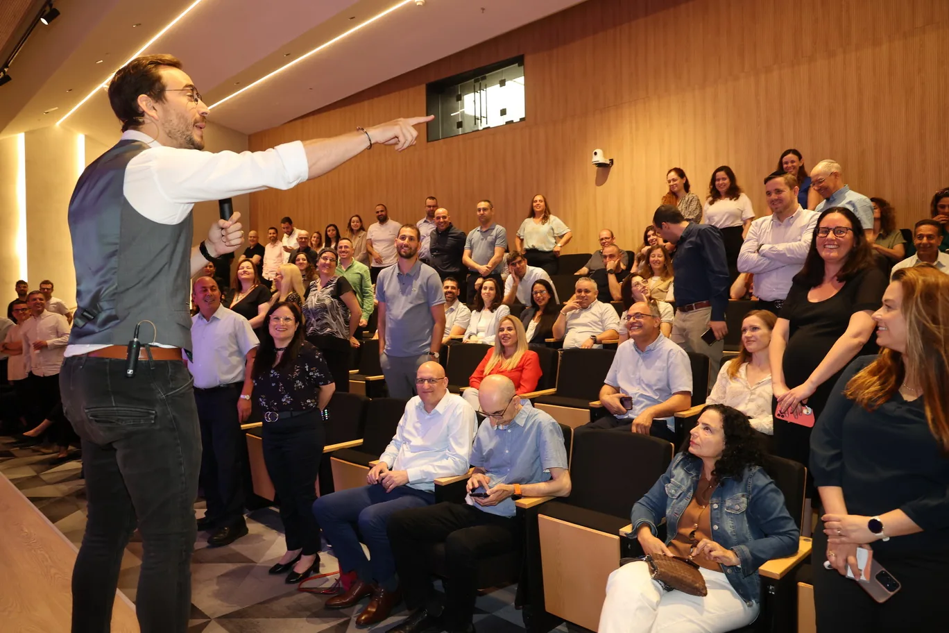 נטע ברסלר מצביע אל הקהל באמצע מופע